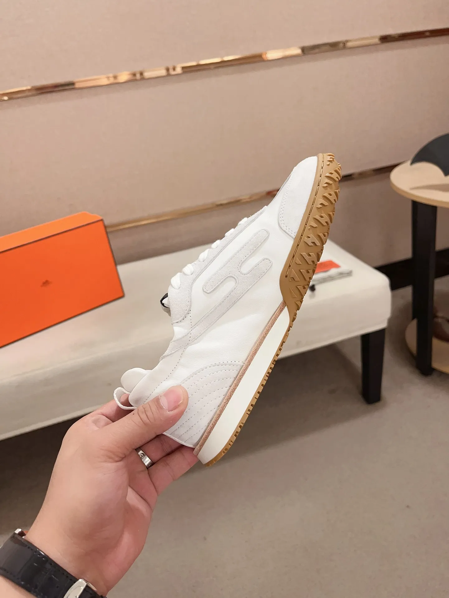 Men's men's shoes 💰: 720💰 Hermes top version # Couple style 💏 24ss casual sneakers Suede goatskin sneakers decorated with contrasting patterns and iconic "H" details, beautifully packaged at the delivery counter 🛍📦 Fabric: suede + cowhide Lining: mixed sheep lining Outsole: original TPU Bottom thickness: 2CM Size: 35-44